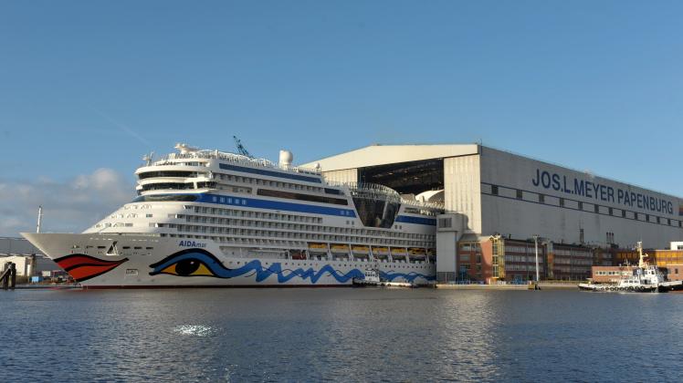 Das neue Schiff der Rostocker Aida-Reederei, die "Aidamar, kommt jetzt an den Ausrüstungskai.dpa