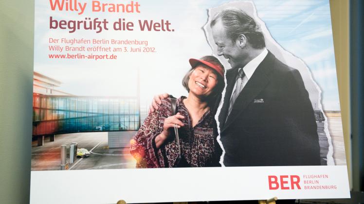 Willy Brandt. Ein Schild mit einem Plakatmotiv fuer den Flughafen Berlin Brandenburg.
