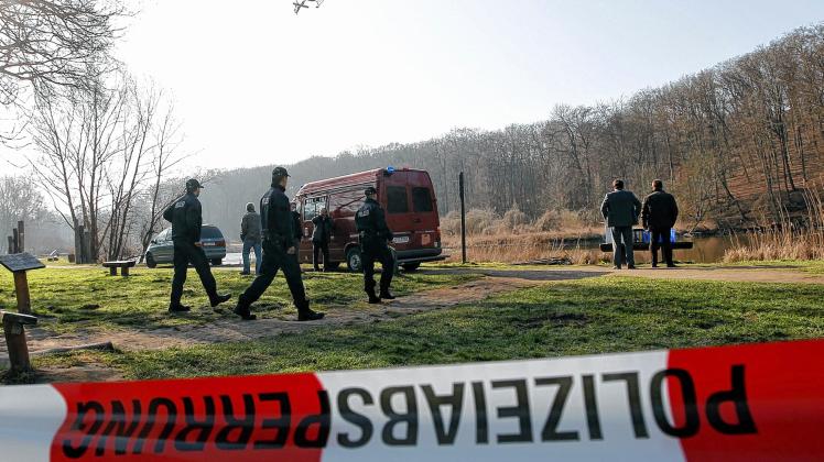 Polizisten suchen im Mühlenteich in Neubrandenburg nach dem Kopf der zerstückelten Frauenleiche. Foto: dpa