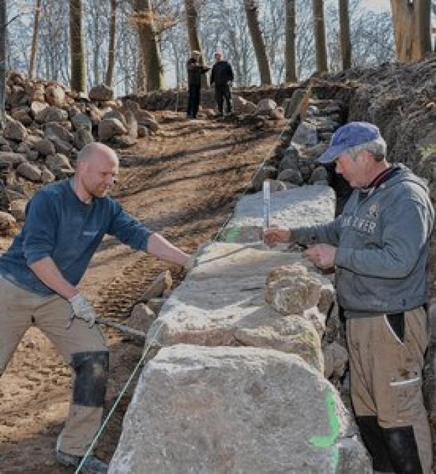 Findlinge für die Parkmauer: Nachdem die großen Steine gesetzt sind, werden sie von Thomas Korsch (l.) und Wilfried Jackisch von der Restaurierungs-Firma gerichtet. Findlinge für die Parkmauer: Nachdem die großen Steine gesetzt sind, werden sie von Thomas Korsch (l.) und Wilfried Jackisch von der Restaurierungs-Firma gerichtet.