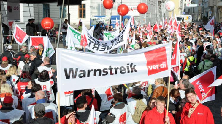 Demo vor der Staatskanzlei: Die Mitarbeiter der öffentlichen Hand fordern lautstark Gehalts erhöhungen von 6,5 Prozent. reinhard klawitter