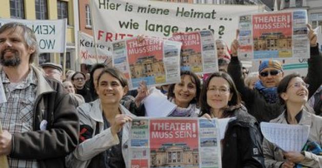 Viele der rund 3000 Demonstranten auf dem Markt hielten die SVZ  in die Höhe,  um ihre Forderung zu zeigen: "Theater muss sein!"  Reinhard Klawitter (3) 