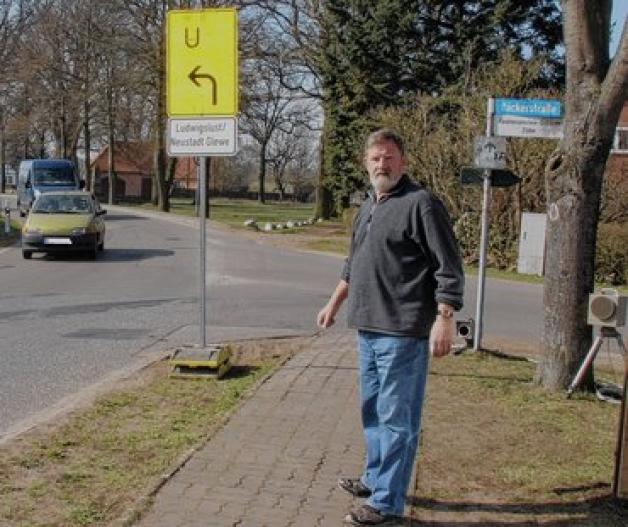 Bürgermeister Lothar Seliger fühlt sich schlecht informiert und macht sich um die Verkehrssicherheit im Verlauf der Umleitungsstrecke in Lüblow große Sorgen. Harald Schulz
