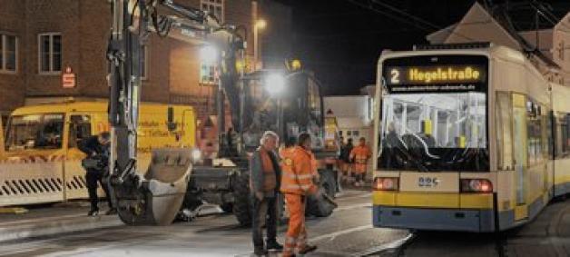 Auftakt mit kurzer Verzögerung: Die letzte Straßenbahn fuhr wegen eines Polizeieinsatzes später als geplant. Die Bauarbeiter standen schon Bagger bei Fuß. Fotos: Klawitter Auftakt mit kurzer Verzögerung: Die letzte Straßenbahn fuhr wegen eines Polizeieinsatzes später als geplant. Die Bauarbeiter standen schon Bagger bei Fuß. Fotos: Klawitter