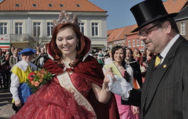 Boizenburgs Bürgermeister Harald Jäschke empfängt 18 Hoheiten, die auf dem Hyazinthenfest ihre Region repräsentieren. Mit dabei ist auch Xenia Lamp, die Viezer Heidekönigin.