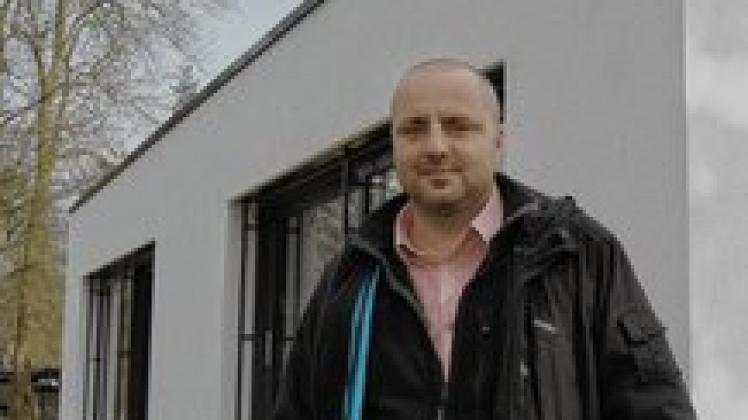 Mike Mosters vor seinem Traumhaus: Seit 2008 verwirklicht er seine Ideen auf der Krösnitz-Halbinsel am Ostorfer See. 