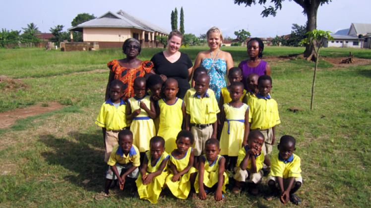 Kinder lernen überall: an der Donewell Methodist Basic School Jumapo in Ghana (im Hintergrund die beiden Studentinnen mit Parchimer Wurzeln Carola Andrees und Danina Schories)...privat