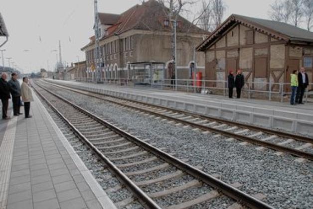Der Schwaaner Bahnhof erstrahlt nach der Sanierung im neuen Glanz. Der Schwaaner Bahnhof erstrahlt nach der Sanierung im neuen Glanz.