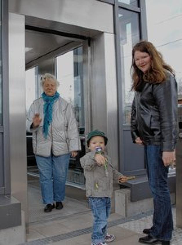 Testeten gestern einen der beiden  neuen Aufzüge: Gerda Mintel sowie Tochter Simone und Enkel Hannes Traue (v. r.).  