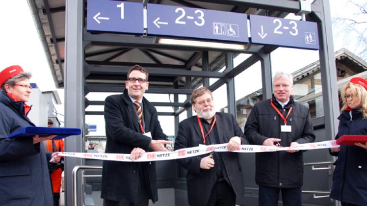 Uwe Marxen, Verkehrsminister  Volker Schlotmann und Joachim Trettin (v. l.) eröffneten gestern den sanierten Bahnhof in Schwaan. Fotos: Robert Grabowski (4)