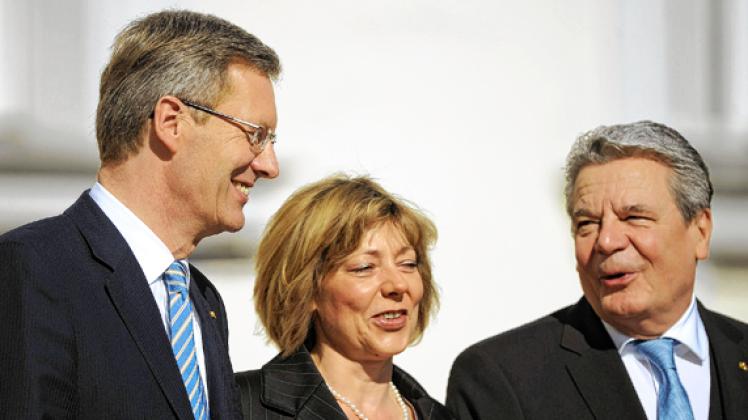 Christian Wulff (l.) ist noch einmal ins Bellevue gekommen, um seinem Nachfolger Joachim Gauck und dessen Lebensgefährtin Daniela Schadt zu gratulieren. Foto: dpa