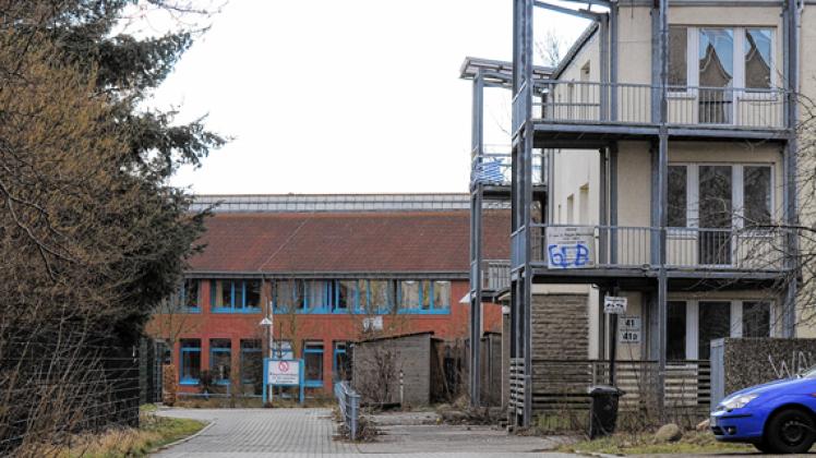 An der Wand eines in Schulnähe befindlichen Wohnhauses (rechts im Bild) war der besagte Schriftzug.  Foto: Volker Bohlmann