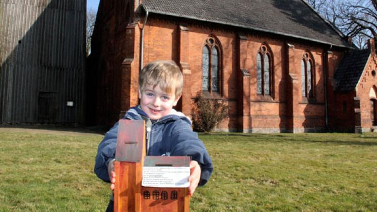 Liebhard Kloss mit der Kirchenschatzkiste, die jetzt  beim Burower Bäcker steht und mit Spenden gefüllt werden darf.  
