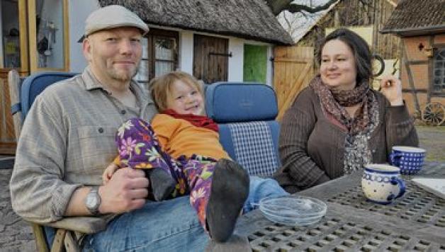 Genügend Zeit für die Familie zu haben ist Thomas und Christine Eickhorst enorm wichtig. Auch Nesthäkchen Liv-Emma (4 Jahre) genießt es, dass Mama und Papa in der Woche die Nachmittage in aller Regel daheim und für sie da sind. Genügend Zeit für die Familie zu haben ist Thomas und Christine Eickhorst enorm wichtig. Auch Nesthäkchen Liv-Emma (4 Jahre) genießt es, dass Mama und Papa in der Woche die Nachmittage in aller Regel daheim und für sie da sind.