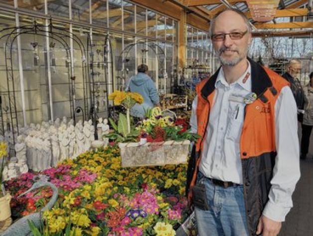 Ist in seinem Element und berät die Kunden gern: Garten-Center Leiter Ralf Doerks