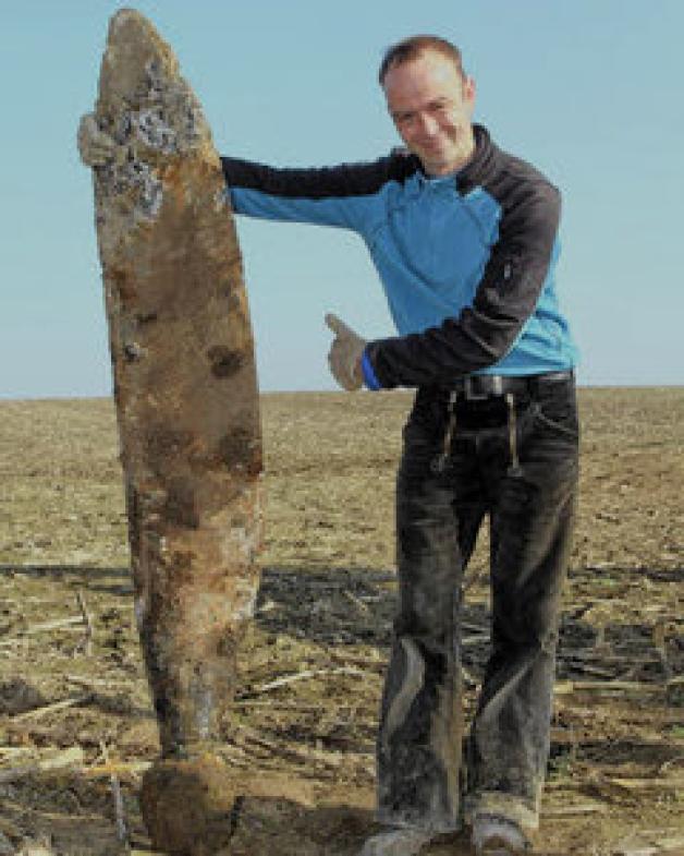 Nico Lull vom Landesamt für Kultur und Denkmalpflege zeigt einen 1,17 Meter großen und 70 Kilogramm schweren Flügel, das anschaulichste Fundstück. Foto: Norbert Fellechner Nico Lull vom Landesamt für Kultur und Denkmalpflege zeigt einen 1,17 Meter großen und 70 Kilogramm schweren Flügel, das anschaulichste Fundstück. Foto: Norbert Fellechner