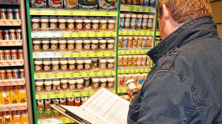 Die richtige Kennzeichnung von Waren ist Pflicht. Lebensmittel-Kontrolleur Michael Möller untersucht, ob die Gewürze mit richtigem Namen und Preis ausgeschildert sind. Stefanie Milius