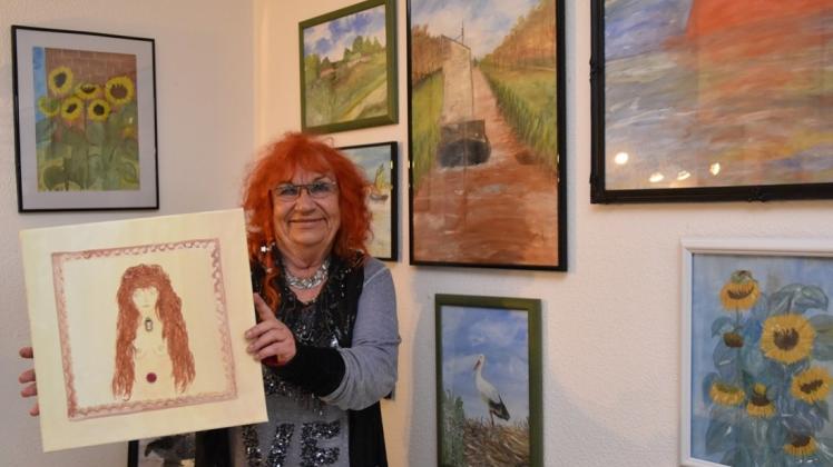 Rund 100 farbenfrohe Kunstwerke stellt Elke Sobel ab Samstag in ihrem Kunst-Basar am Moorweg aus. 