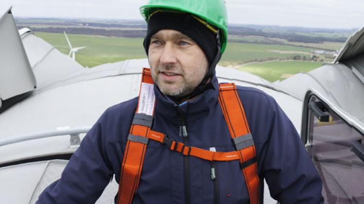 Ausblick aus 110 Metern:  Dietmar Hocke setzt in Kalsow seine Vision vom  Energiedorf um und produziert als Landwirt heute Strom für 7000 Haushalte. 