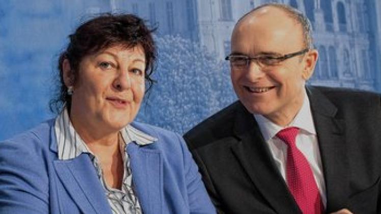 Zufrieden mit ihrem Haushalt: Finanzministerin Heike Polzin und Ministerpräsident Erwin Sellering (beide SPD). Foto: dpa