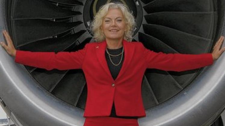 Flughafen-Geschäftsführerin Maria Anna Muller vor einem Triebwerk eines Airbus A319: In der Akquise von Airlines  ist sie deutschlandweit anerkannt. Foto: dpa