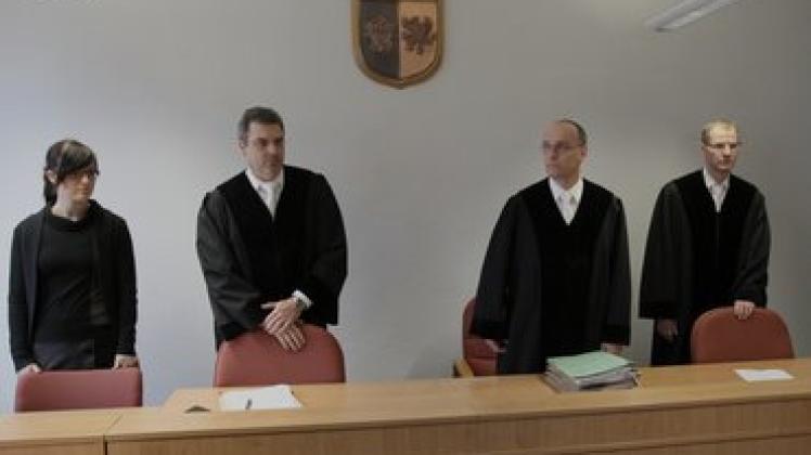 Das Gericht mit dem Vorsitzenden Richter Jens Albert (2.v.r.) kurz vor Beginn des Prozesses. Foto: Bernd Wüstneck/dpa