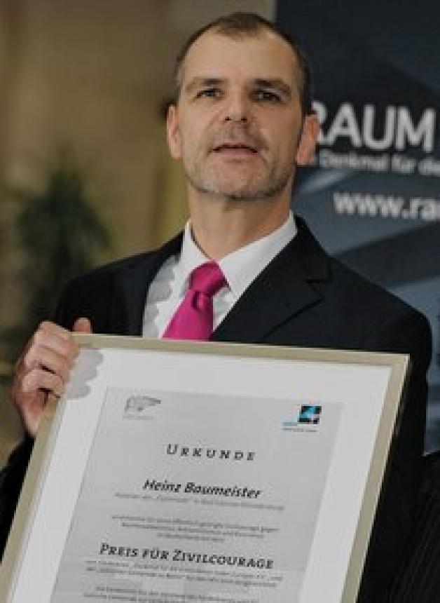 Heinz Baumeister, Hoteldirektor in Bad Saarow, erhielt am 11.11.2010 in Berlin den "Preis für Zivilcourage gegen Rechtsradikalismus, Antisemitismus und Rassismus". dpa