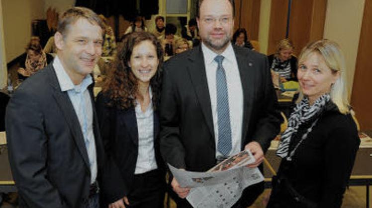 Chefredakteur Dieter Schulz stellte gemeinsam mit Maria Lehmann (DVAG), Jörg Auras von Edeka und ZVS-Vertriebschefin Anke Gräfe (v. l.) den Lehrern das "Zisch"-Projekt vor. Klawitter