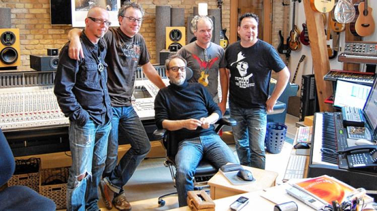 Wunschlos glücklich bei der Arbeit am neuen Album "Treibstoff": Rockhaus in der Tonscheune von Produzent Oleak Schulz