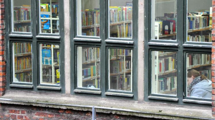 Hinter zugigen Holzfenstern und schiefen Wänden sitzen nur wenige Leser im ehemaligen Industrieanbau in der Wismarschen Straße. 