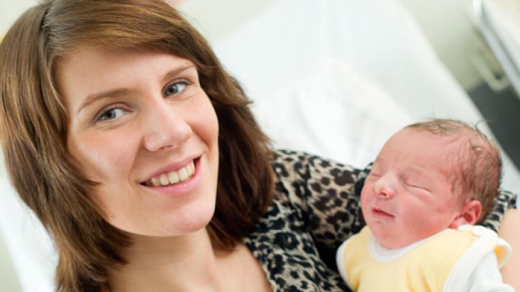 Das erste Baby des Schaltjahres 2012: Jenny Heise hat ihren kleinen Henning zur Welt gebracht. Mit dem Datum muss sie sich noch anfreunden.Georg Scharnweber