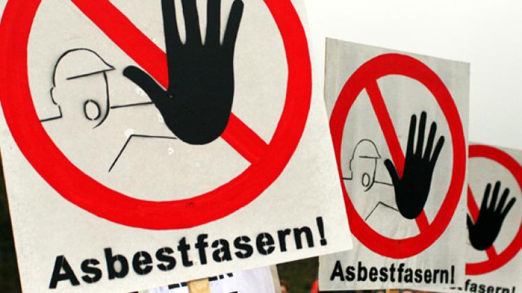 Protestplakate gegen die Asbesttransporte Archiv