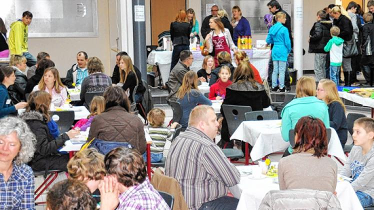 Großer Andrang am Sonnabend: Am Tag der offenen Tür schauten sich vor allem Sechstklässler am Gymnasium um. Auch Eltern aus dem Amt Neuhaus. Ihre Kinder dürfen ab nächstem Schuljahr auch in Boizenburg aufs Gymnasium gehen.