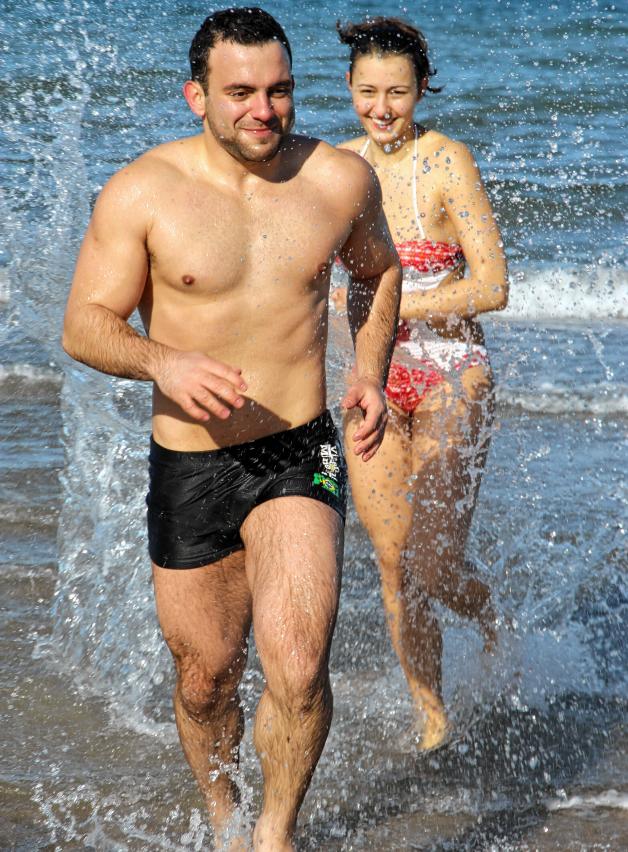 Ein Sprung in die kalte Ostsee: Diogo Moreira und Roxana Patrut waren zum ersten Mal in diesem Jahr baden. 
