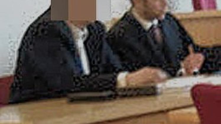 Der Angeklagte Dirk E. (l.)  und sein Anwalt Matthias Mück plädieren auf ein mildes Urteil.  NNN