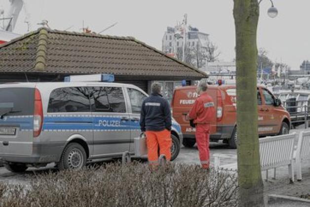 Polizei, Feuerwehr und Notarzt warten am Alten Strom. Polizei, Feuerwehr und Notarzt warten am Alten Strom.