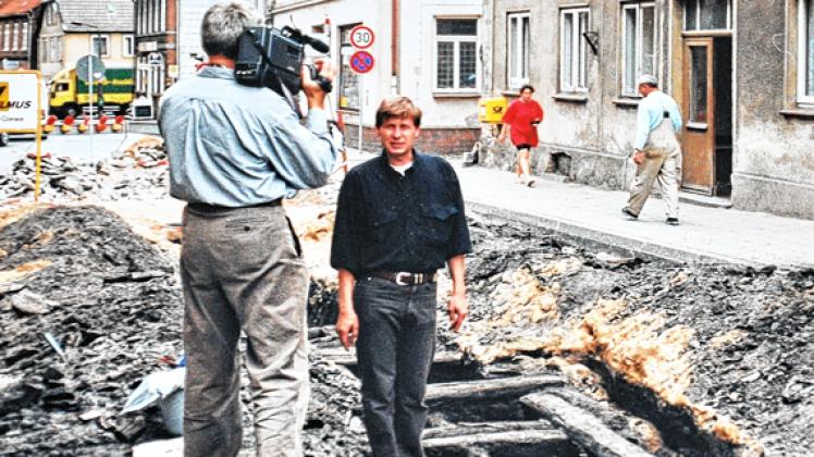1995: Kuno Karls hält die Ausgrabungen in der Großen Straße in Wittenburg fest, als beim Verlegen von neuen Wasserleitungen der Bohlendamm zu Tage befördert wurde. Foto: privat