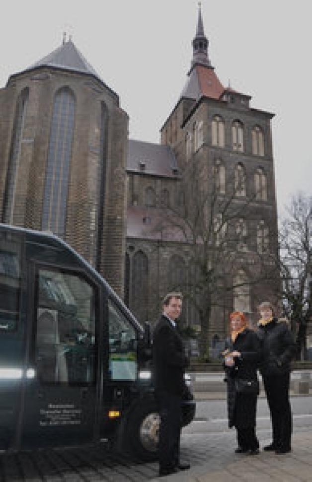 Durch die Stadt geführt:  Rainer Schwieger (43)  von Rostock-Touristik verrät Brigitte  (58) und Inga Voigt (27) spannende Geschichten über die Hansestadt. Fotos: Nicole Pätzold