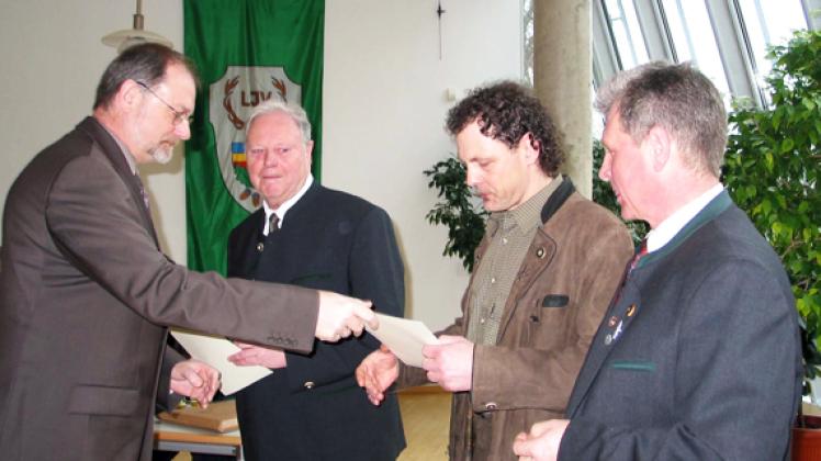 Kreisjagdverbandsvorsitzender Jürgen Katzmann (r.) und der 2. Stellvertreter des Landrates Günther Matschoß (l.) ehren verdienstvolle Weidgenossen. Foto: Großmann