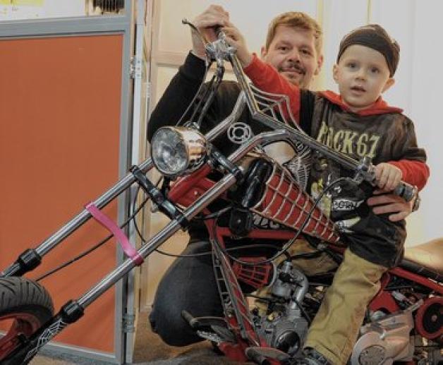 Echte Biker-Fans: der dreijährige Thorben und sein Vater Frank Bohm