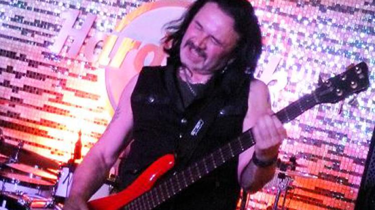 Jäcki Reznicek von "Silly" gilt auch als der "Bassprofessor".Kreismusikschule
