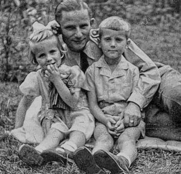 Copilot Ernst Schütt - im Bild mit seinen beiden Kindern - starb im Frühjahr 1945 beim Absturz einer Dornier 24 im Kamper See. Privat/Dornier Museum Friedrichshafen, EADS Copilot Ernst Schütt - im Bild mit seinen beiden Kindern - starb im Frühjahr 1945 beim Absturz einer Dornier 24 im Kamper See. Privat/Dornier Museum Friedrichshafen, EADS