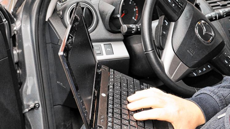 Laptop ins Auto und raus aus Lübtheen - um ins schnelle Internet zu kommen, müssen die Lübtheener mobil sein. Foto: Hennes