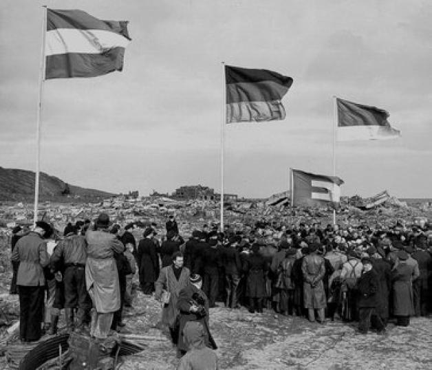 Heute vor 60 Jahren: Gäste versammeln sich auf Helgoland während der Feierlichkeiten zur Übernahme der Insel in deutsche Verwaltung unter den Fahnen der Bundesrepublik Deutschland (M.), Helgolands (l.), des Bundeslandes Schleswig-Holstein (r.) und der Europa-Fahne (unten).Fotos: dpa Heute vor 60 Jahren: Gäste versammeln sich auf Helgoland während der Feierlichkeiten zur Übernahme der Insel in deutsche Verwaltung unter den Fahnen der Bundesrepublik Deutschland (M.), Helgolands (l.), des Bundeslandes Schleswig-Holstein (r.) und der Europa-Fahne (unten).Fotos: dpa