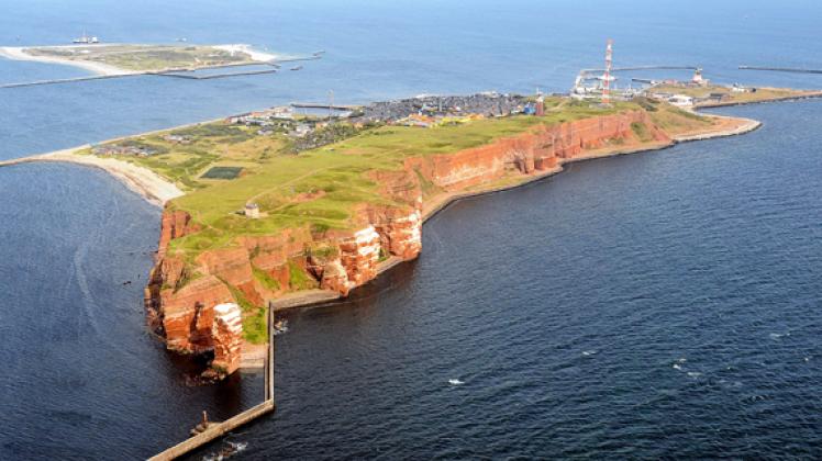 Wechselvolle Geschichte: Eine Luftaufnahme zeigt die Insel Helgoland. Der rote Felsen trotzt der Nordsee-Brandung und überstand sogar den „Big Bang“.