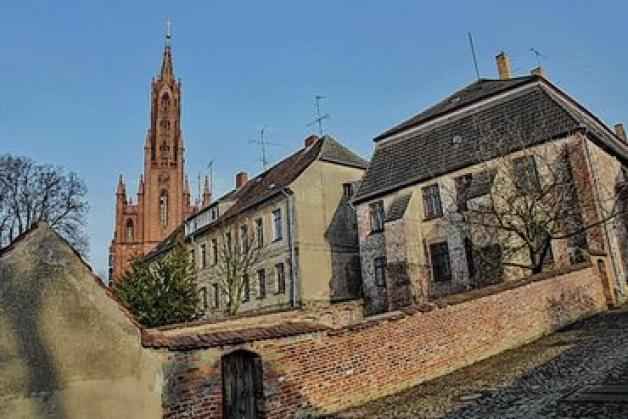 Malchow: Ein staatlich anerkannter Luftkurort mit knapp 6800 Einwohnern - besteht aus drei Teilen: der historischen Altstadt (Insel), der Neustadt und dem Kloster. Die beiden Kirchen und die Stadtmühle sind die Wahrzeichen der Stadt. Ein besonderer Besuchermagnet ist die Drehbrücke als Nadelöhr der Schifffahrt sowie als Verbindung zwischen der Insel und der Neustadt. 