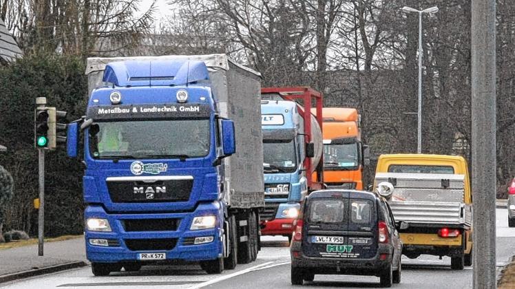 Die "Stadtautobahn" B191/106 ist das Nadelöhr durch Ludwigslust. Dort hindurch zwängen sich täglich Karawanen  schwer beladener  Lastkraftwagen und erzeugen dabei Lärm, den die Anwohner nun nicht mehr aushalten wollen. Im Landratsamt gab es dazu eine Gesprächsrunde.   Fotos: Harald Schulz