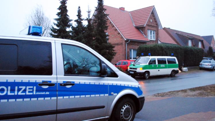 Polizeifahrzeuge und Transporter des Zolls umstellten das Haus. dihi