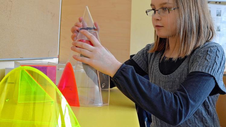 Die neunjährige Tabea Dohr knobelt gerne und bewirbt sich für eine der Begabtenklassen am Barnim-Gymnasium. Aber wenn das nicht klappt, kann sie später immer noch in eine MINT-Klasse aufgenommen werden. Foto: Susanna Hoke