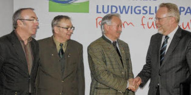 Zur Wahl an die Spitze der neuen Wildschadensausgleichskasse gratulierte Landrat Rolf Christiansen dem Vorsitzenden Jürgen Behrends, Alfred Loppe und Gerd Bohn (v. r.). 